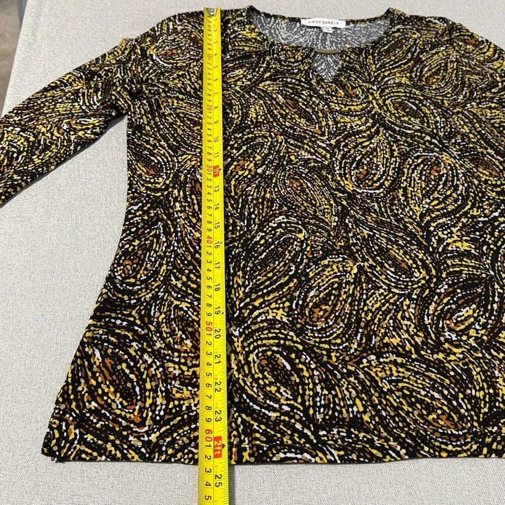 Emily Daniel’s Elegant Brown and Gold Swirl Tunic Top SZPM. - Picture 9 of 14